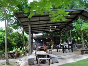 Dinner served - Porploen Hip Resort (Suan Phueng)