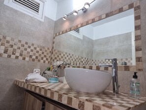 Combined shower/bathtub, hair dryer, towels, soap