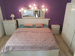 2 habitaciones, escritorio, tabla de planchar con plancha y wifi gratis 