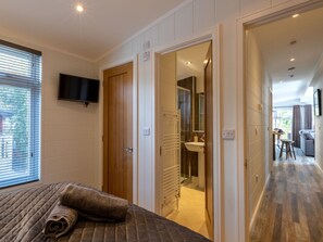 3 bedrooms, iron/ironing board, travel crib, free WiFi