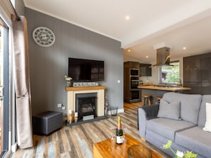 Smart TV, fireplace - Stunning Lodge set in relaxing surrounding, sleeps 6/8, 3 en-suites, free WIFI (Windermere)