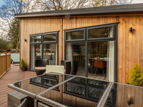 Stunning Lodge set in relaxing surrounding, sleeps 6/8, 3 en-suites, free WIFI