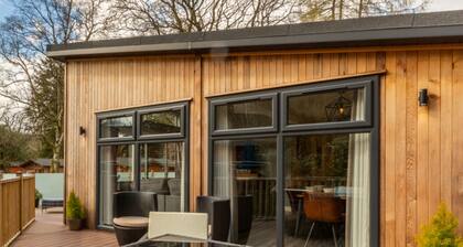 Stunning Lodge set in relaxing surrounding, sleeps 6/8, 3 en-suites, free WIFI