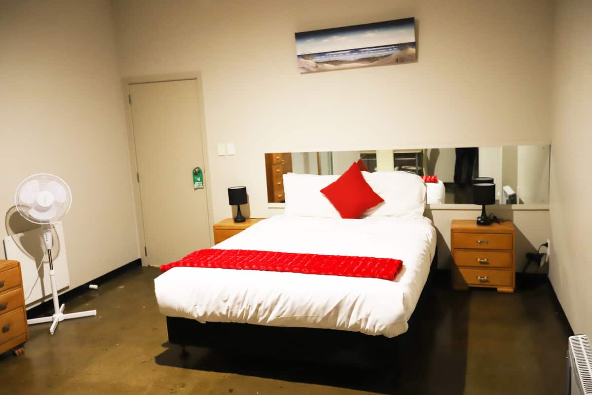 Basic-Doppelzimmer, 1 Doppelbett | Kostenloses WLAN, Bettwäsche
