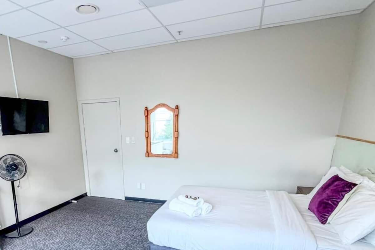 Double Room, Shared Bathroom | Free WiFi, bed sheets