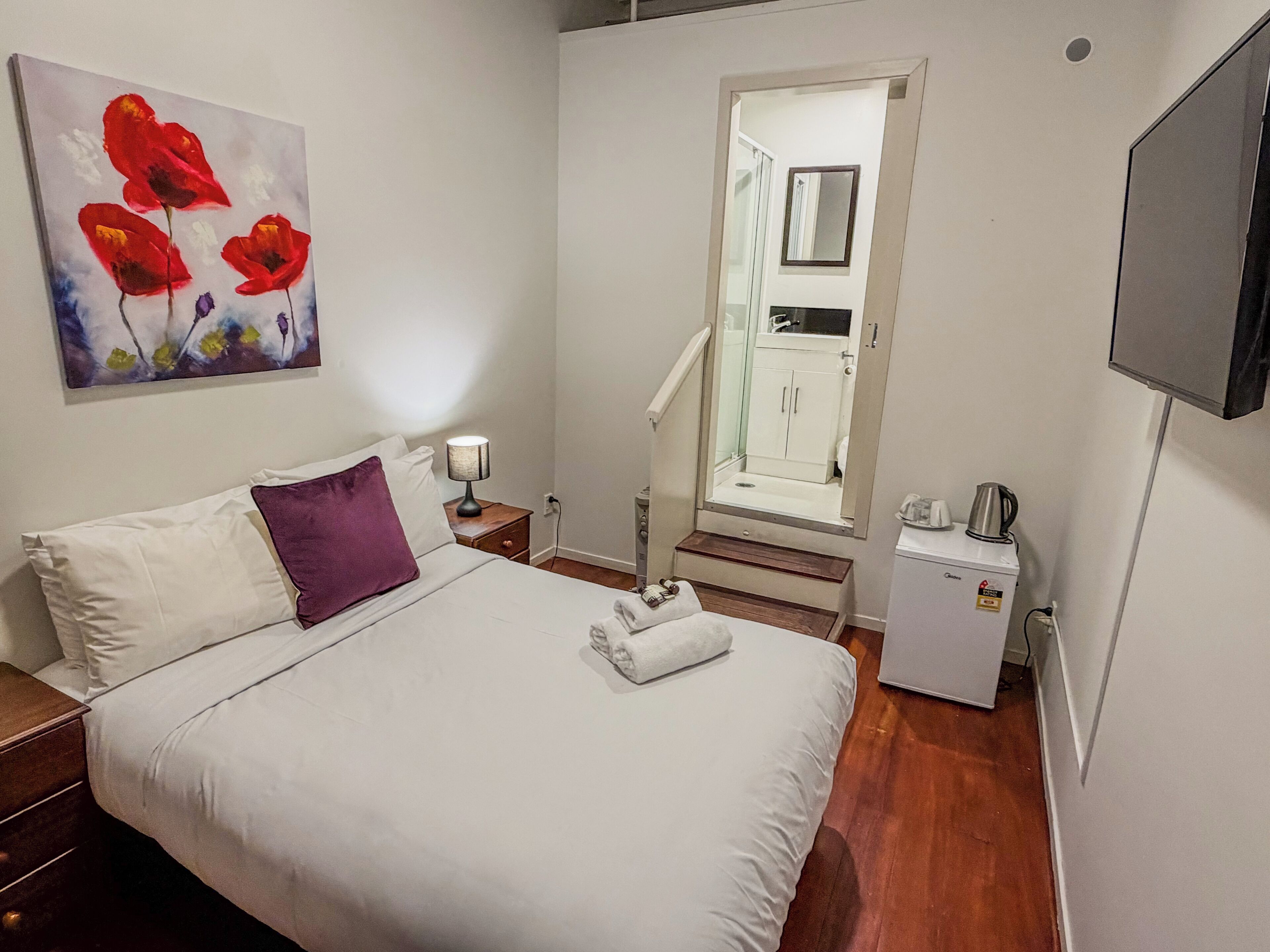 Deluxe Double Room with Private Bathroom | Free WiFi, bed sheets