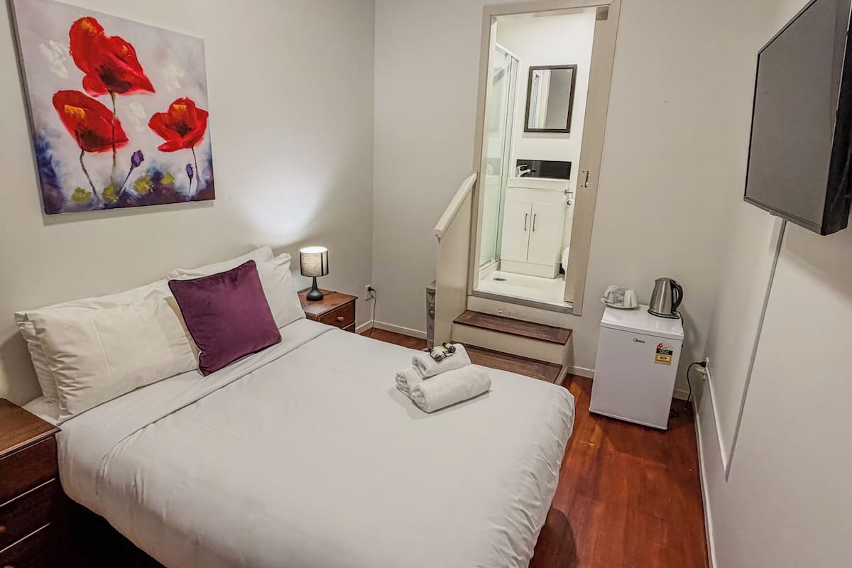Deluxe Double Room with Private Bathroom | Free WiFi, bed sheets