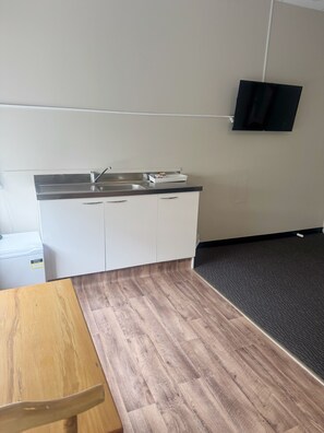 Basic Double Room, 1 Double Bed | Free WiFi, bed sheets - Aura Hotel (Wellington)