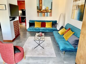 Fernseher, DVD-Player, Videothek, Stereoanlage