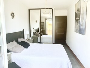 1 bedroom, desk, iron/ironing board, travel cot - 2 Rooms Charming Trendy & Sunny Near Croisette. Balcony, View, A/C, Quiet (Cannes)