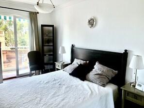 1 Schlafzimmer, Schreibtisch, Bügeleisen/Bügelbrett, Reisekinderbett