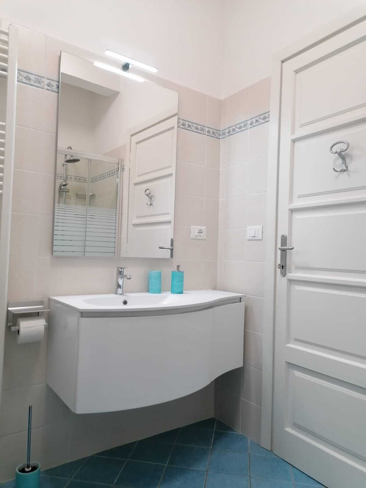 Dusche, umweltfreundliche Kosmetikartikel, Haartrockner, Bidet