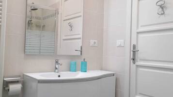 Dusche, umweltfreundliche Kosmetikartikel, Haartrockner, Bidet