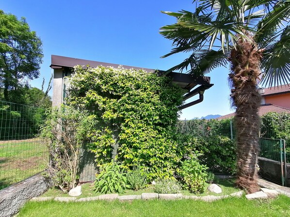 Property grounds - Elena Holiday Home: House with garden, children's paradise, private parking (Verbania)