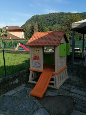 Children's area - Elena Holiday Home: House with garden, children's paradise, private parking (Verbania)
