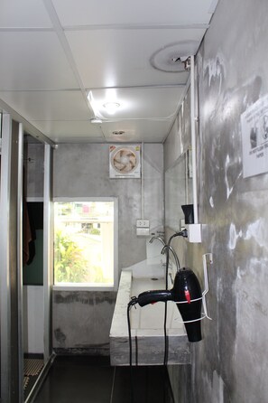 Doccia, asciugamani, sapone, shampoo