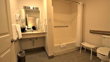 Duschwanne, Haartrockner, Handtücher