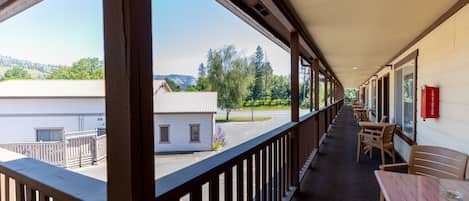 Literie de qualité supérieure, bureau, fer et planche à repasser