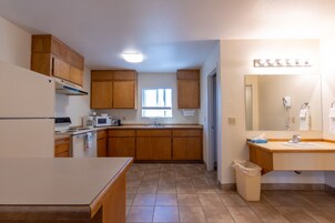 Suíte, 1 cama King, cozinha | Cozinha privada | Cafeteira/chaleira, geladeira
