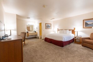 Chambre, 1 très grand lit | Literie de qualité, bureau, fer et planche à repasser