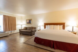 Suite, 1 très grand lit, cuisine | Literie de qualité, bureau, fer et planche à repasser
