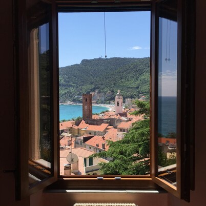 NOLI: apartment in villa with garden and views of the gulf