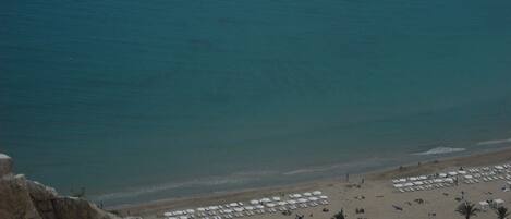 Playa en los alrededores y toallas de playa