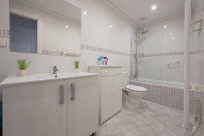 Ducha y bañera combinadas, secador de pelo y toallas