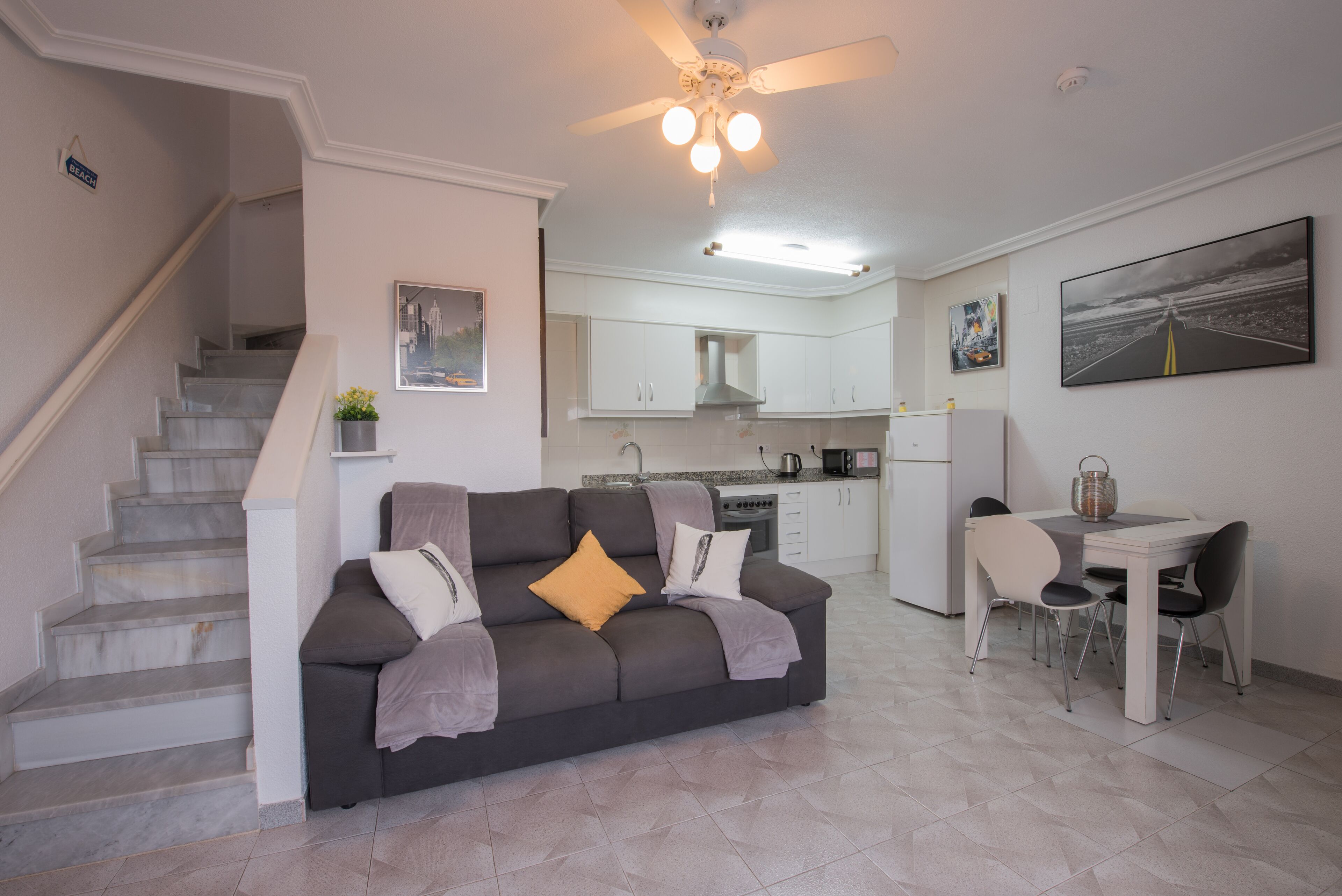 Een smart-tv, een dvd-speler, boeken en een muziekbibliotheek