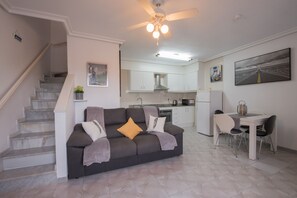 Smart TV, reproductor de DVD, libros y biblioteca musical 