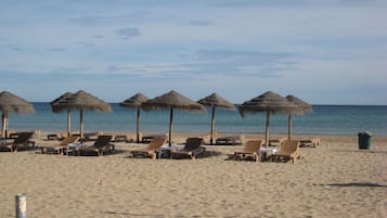 Una spiaggia nelle vicinanze