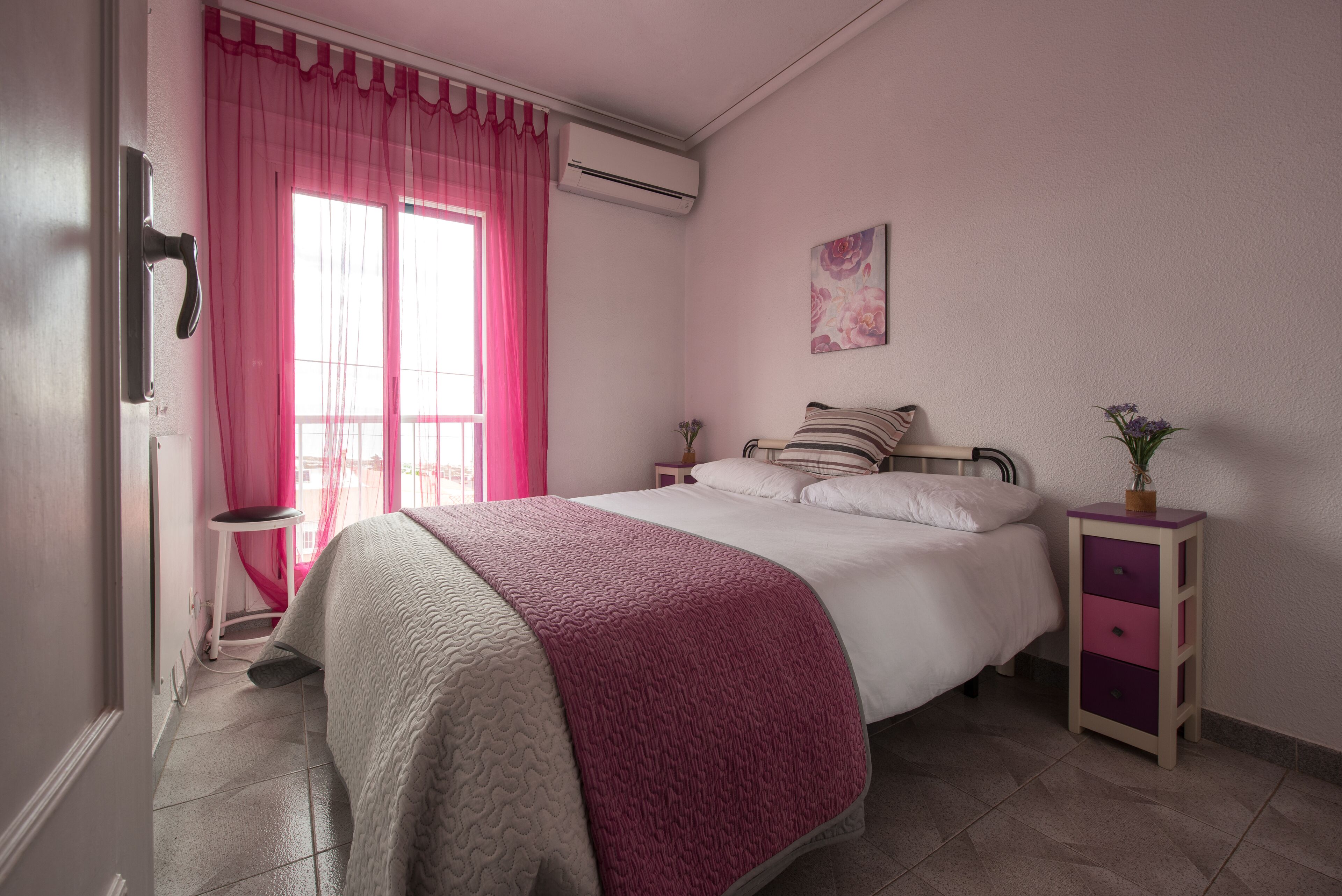 2 slaapkamers, een strijkplank/strijkijzer, reisbedje, gratis wifi