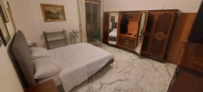 3 室のベッドルーム、アイロン / アイロン台、ベッドシーツ