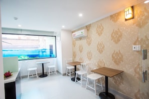 Phục vụ bữa sáng, bữa trưa, bữa tối, món địa phương và quốc tế