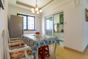Suite, 4 Schlafzimmer | Essbereich im Zimmer