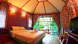 Un dormitorio con cama, televisión y vistas al exterior.