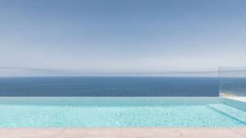 Una piscina cubierta, una piscina climatizada