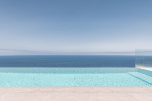 Una piscina techada, una piscina climatizada