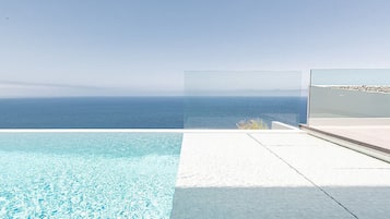 Een binnenzwembad, een verwarmd zwembad