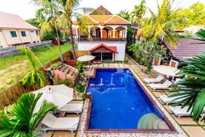 Outdoor pool, pool umbrellas, sun loungers - BayStone Resort (Siem Reap)