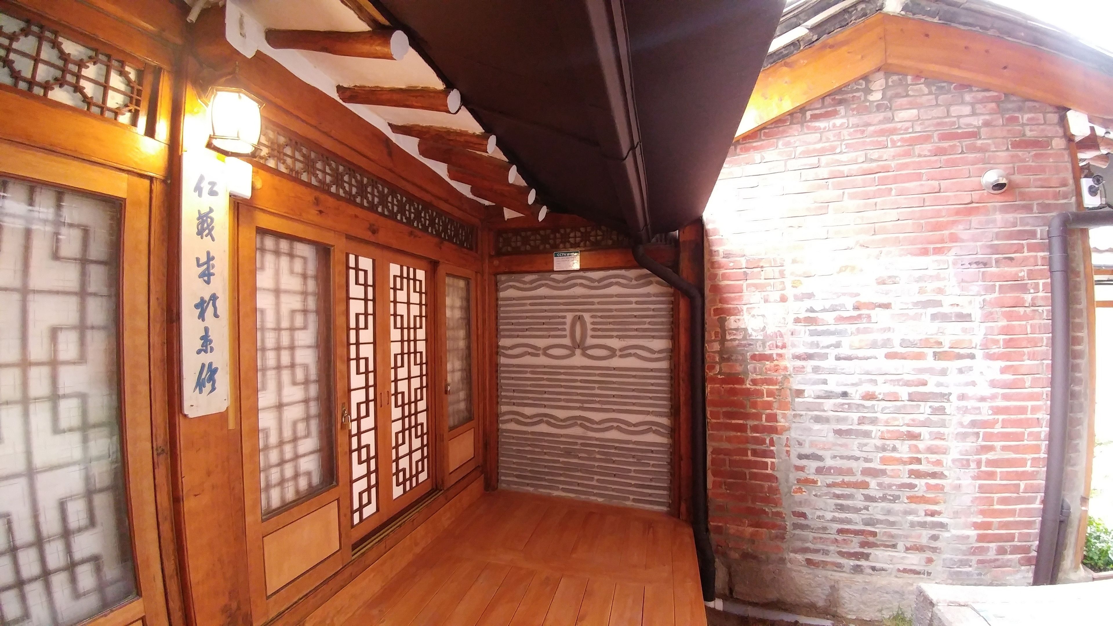 Una habitación de madera tradicional con puertas correderas y una pared de ladrillo.