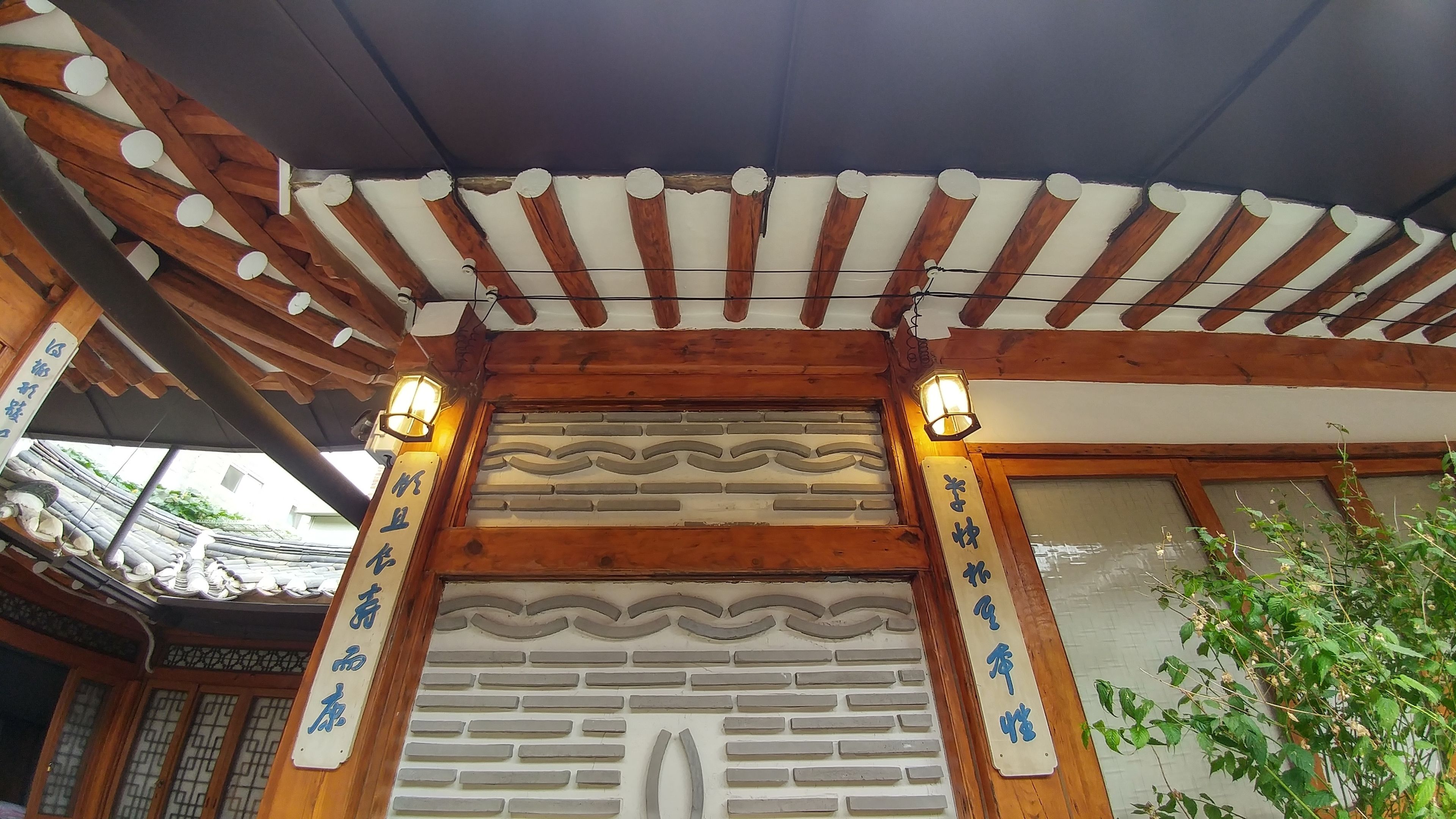 Une structure traditionnelle en bois, dotée d’un toit en tuiles et de deux lanternes.