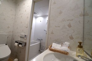Combined shower/bathtub, deep-soaking bathtub, free toiletries - CVS Bay Hotel Annex (Ichikawa)