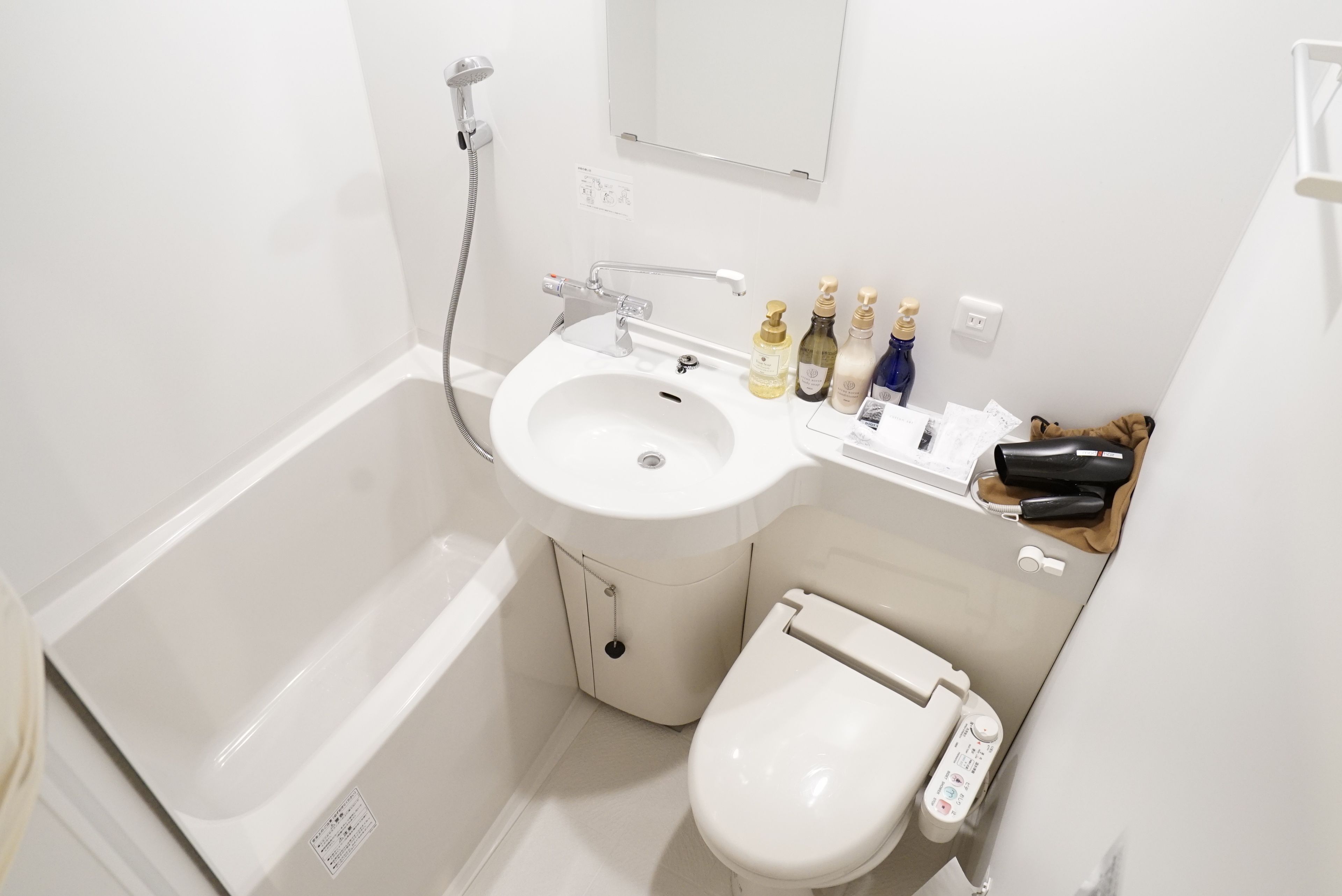 combined shower/bathtub, deep-soaking bathtub, free toiletries
