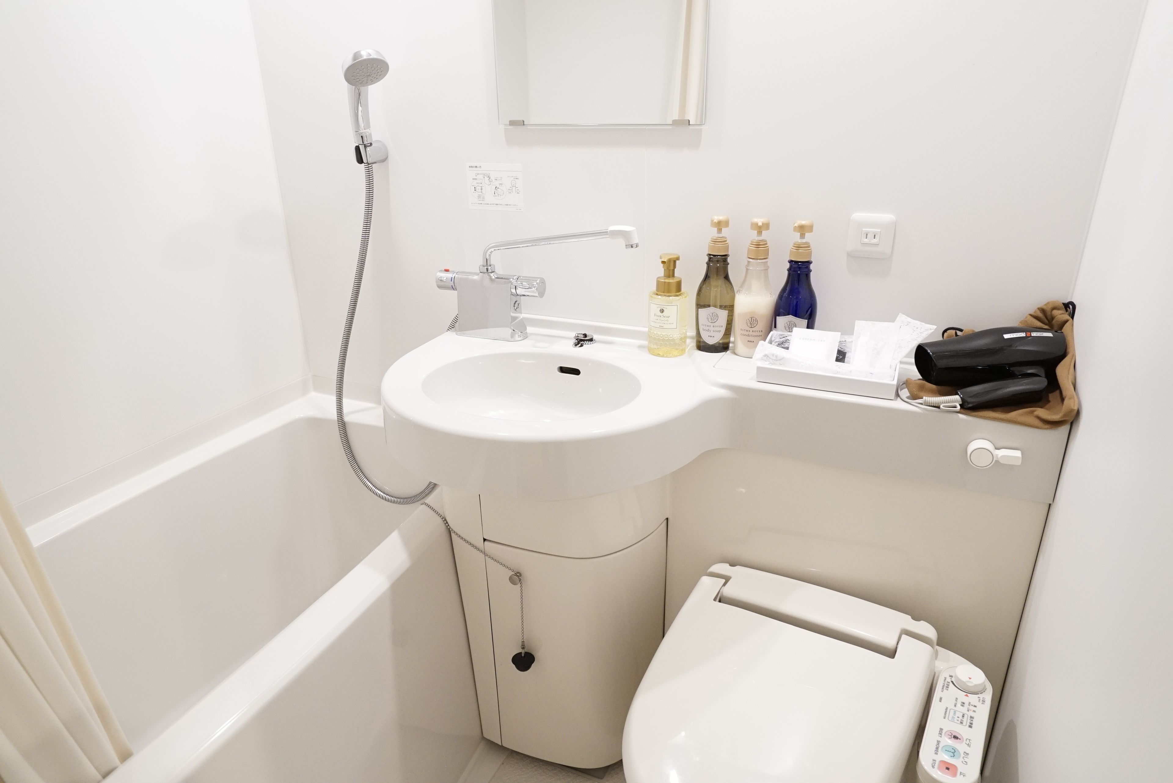 combined shower/bathtub, deep-soaking bathtub, free toiletries