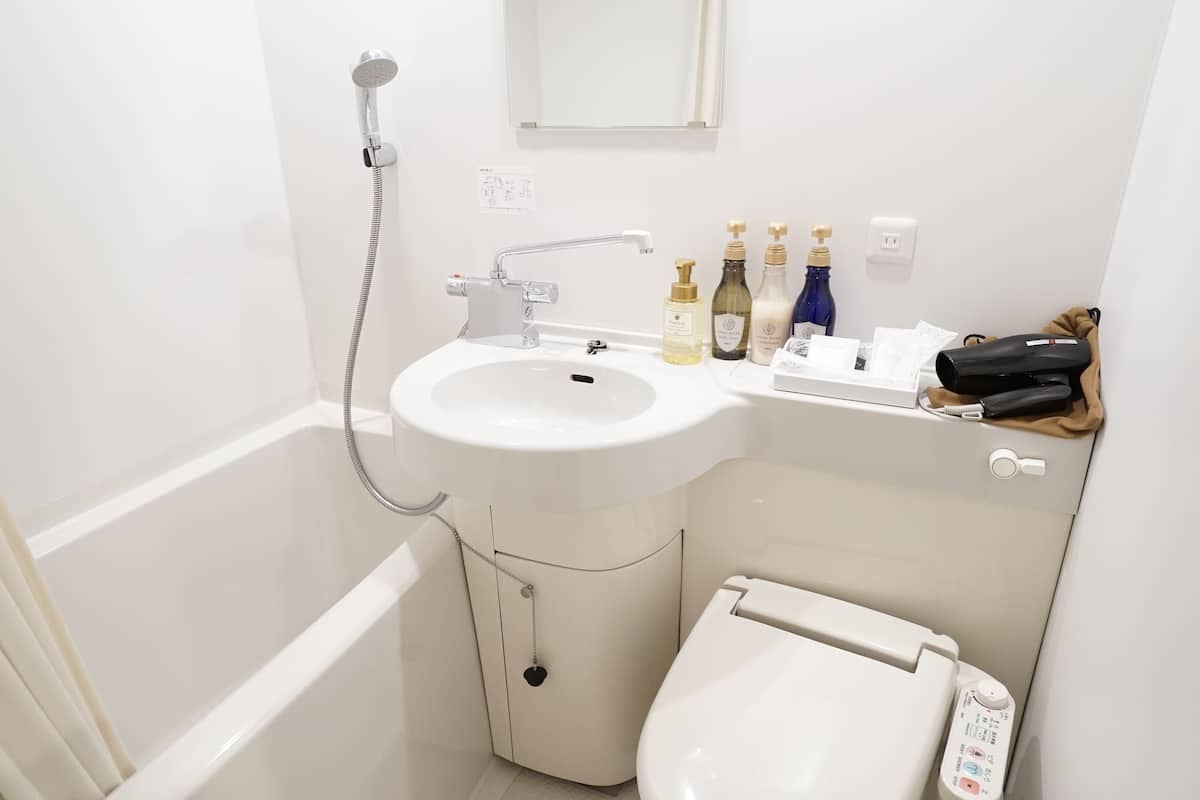 combined shower/bathtub, deep-soaking bathtub, free toiletries