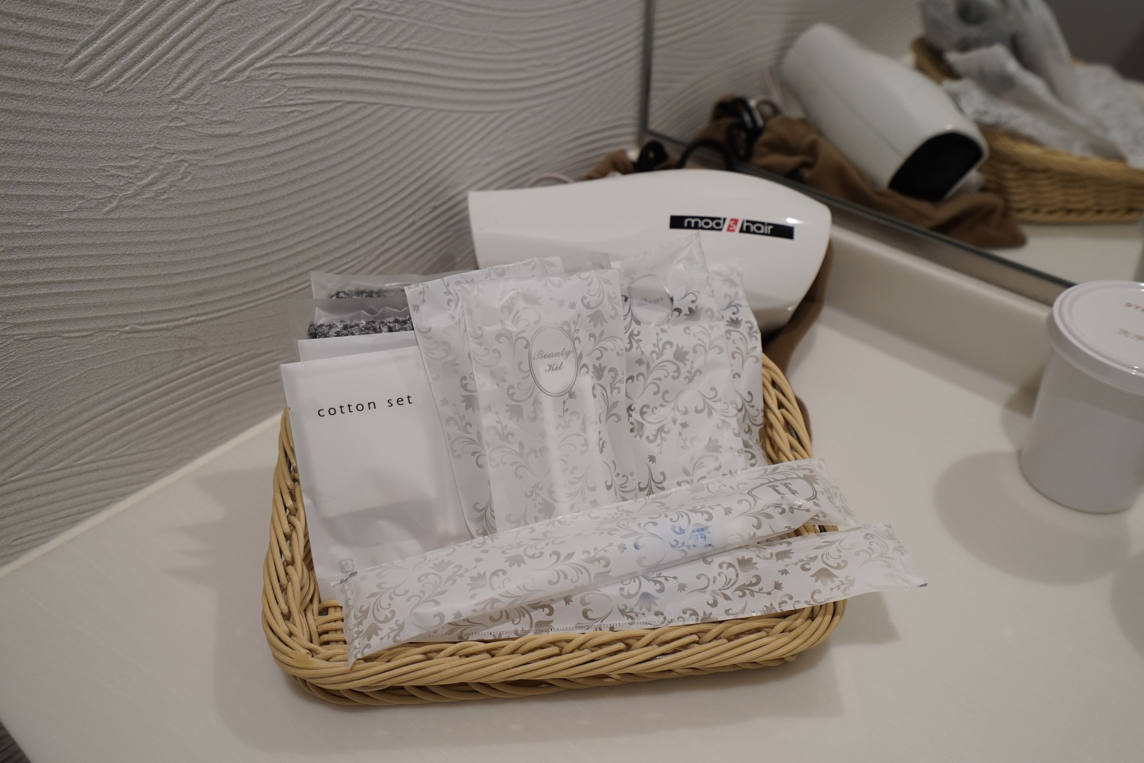 hollywood twin room | bathroom amenities | combined shower/bathtub, deep-soaking bathtub, free toiletries