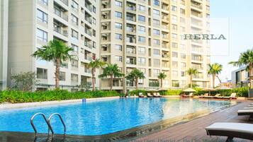 Outdoor pool, pool umbrellas, sun loungers
