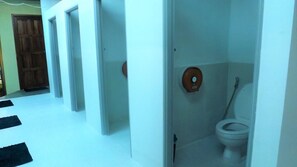 Dusche, kostenlose Toilettenartikel, Handtücher