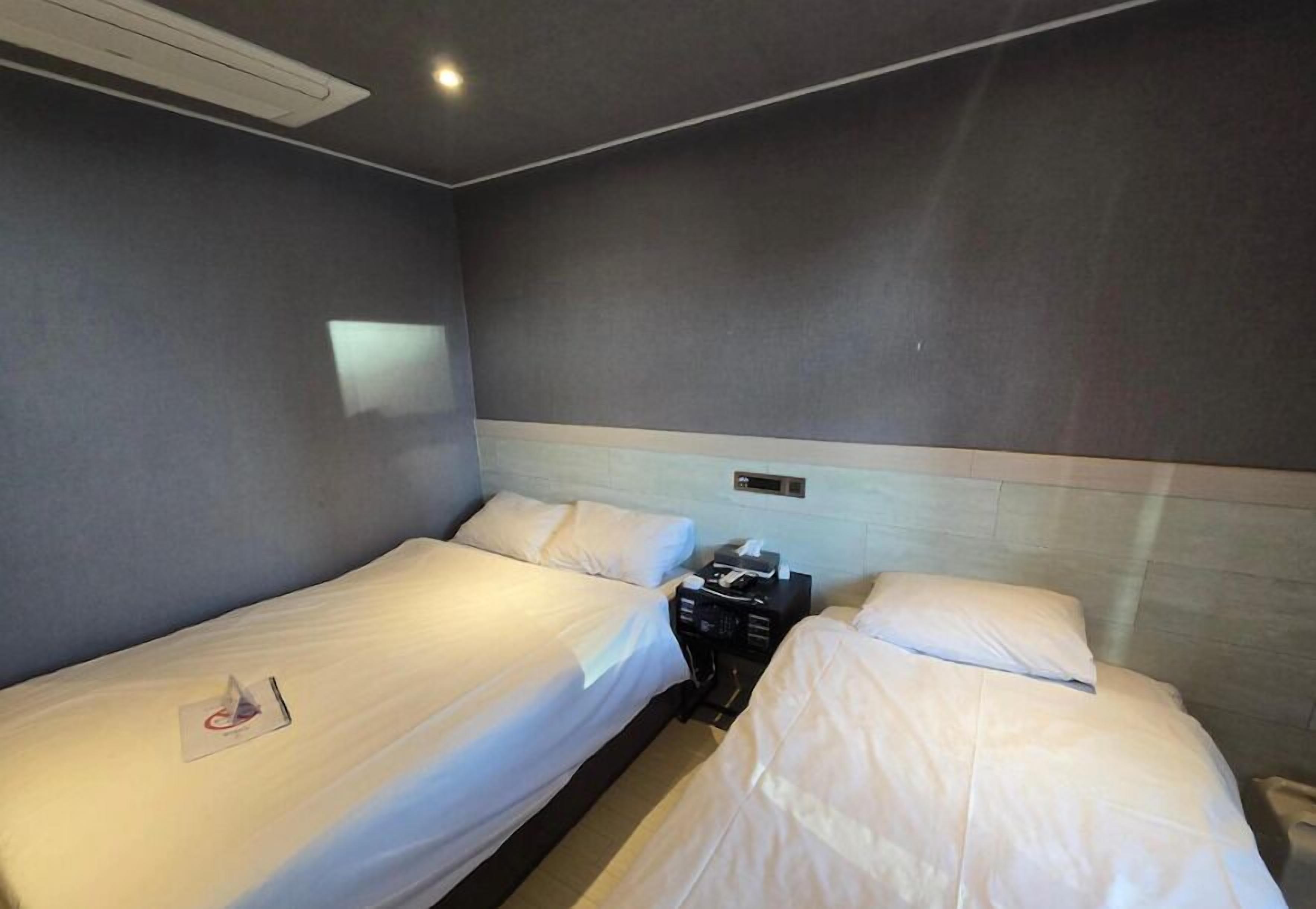 deluxe room | in-room safe, soundproofing, free wifi, bed sheets